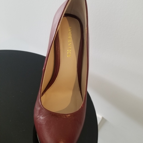 High heel 5inch maroun pumps. Gold trim - Picture 2 of 4